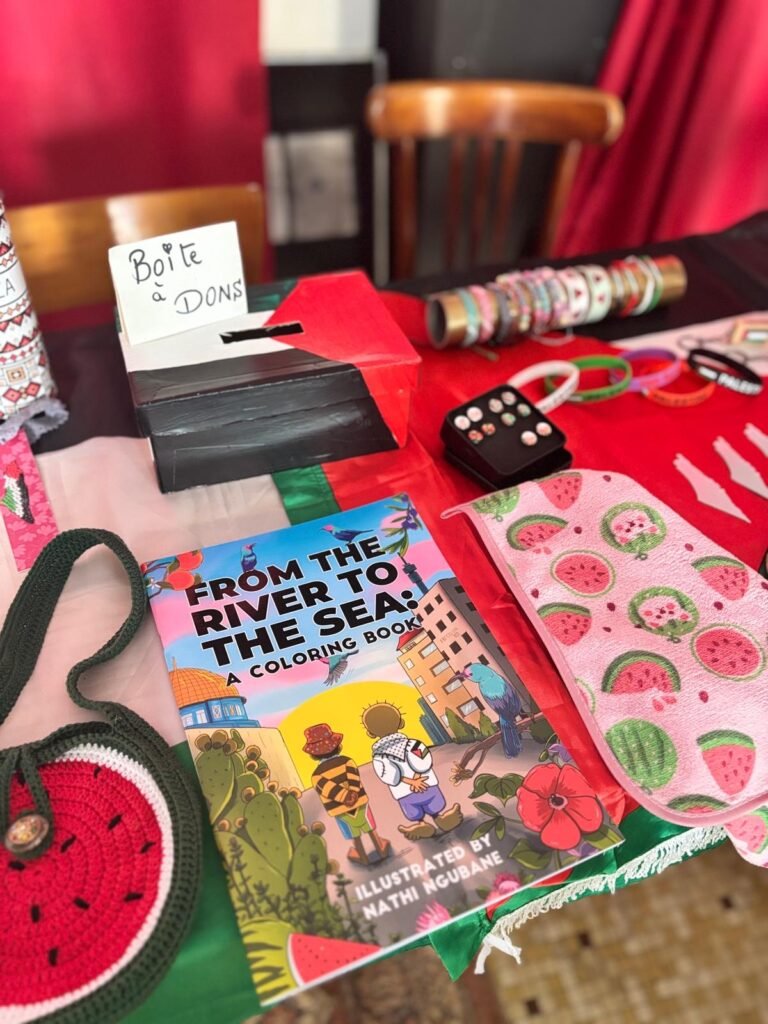 Boîte à dons installée sur un stand solidaire avec des créations bénévoles