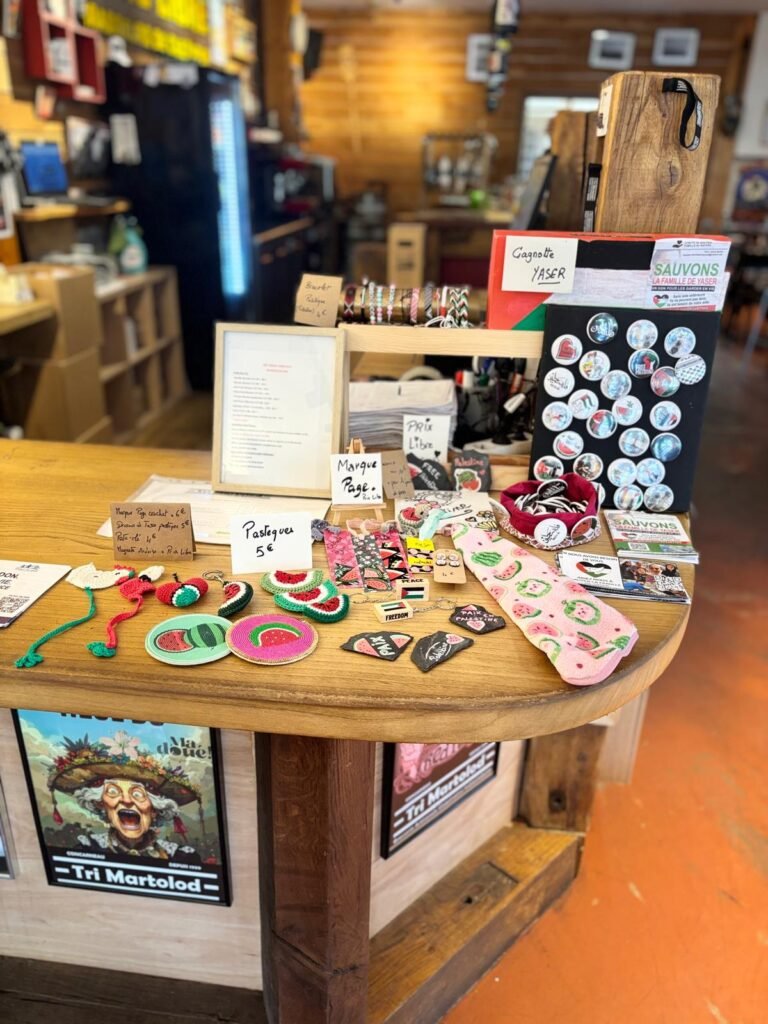 Boîte à dons et créations solidaires installées dans un café partenaire