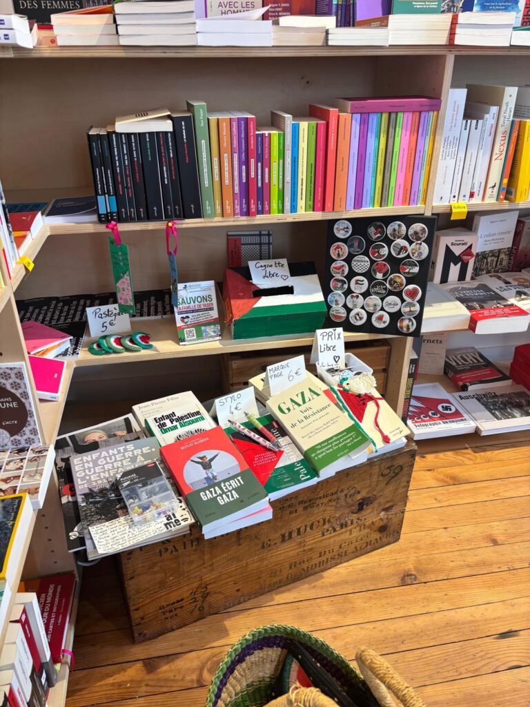 Boîte à dons et créations solidaires accueillies dans une librairie