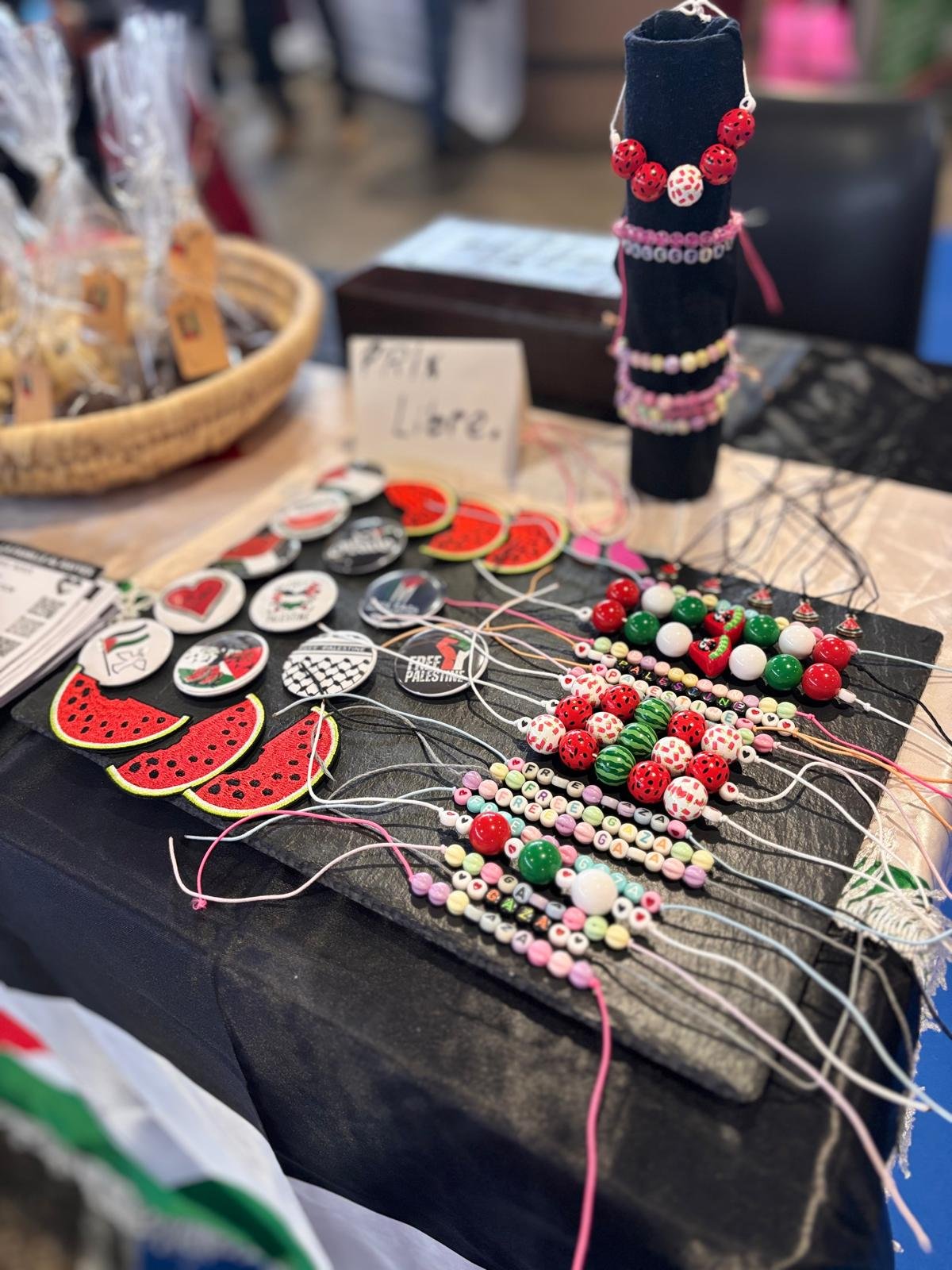 Bracelets et petits objets réalisés pour soutenir les actions solidaires