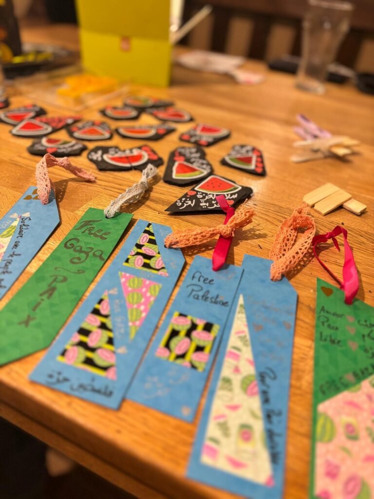 Marque-pages et créations artisanales préparés bénévolement pour un stand solidaire