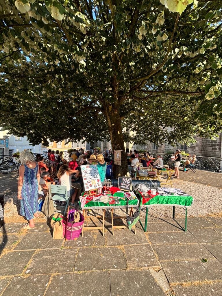 Stand solidaire lors d’un rassemblement en Bretagne, au cœur d’une mobilisation de bénévoles et de soutiens