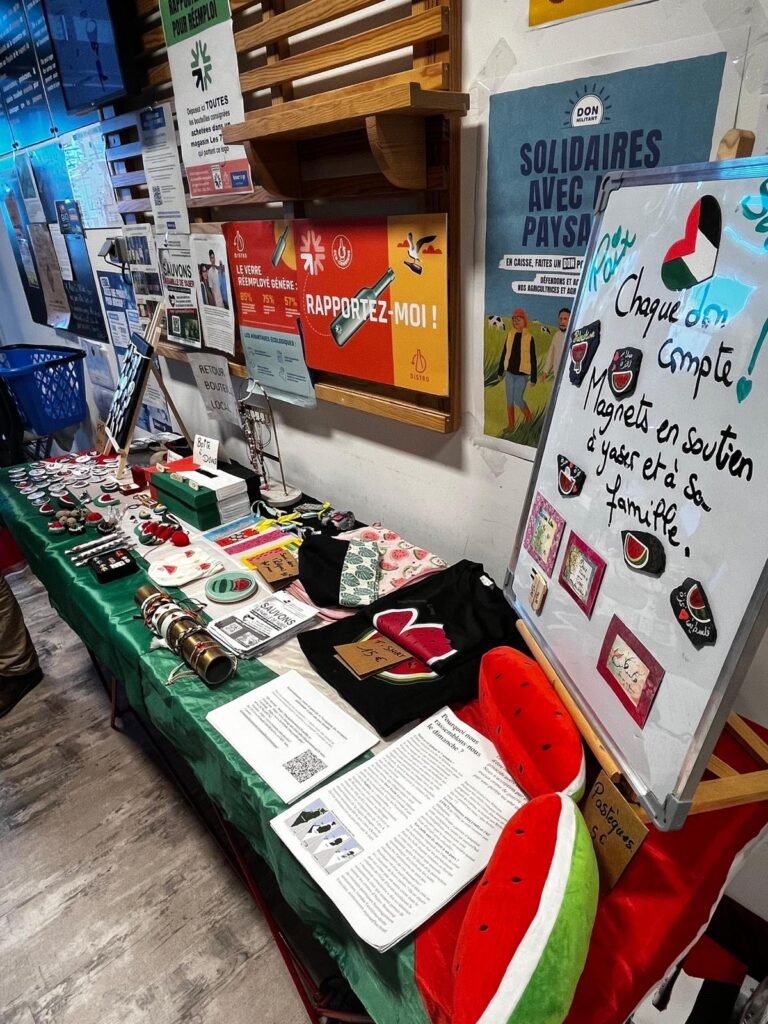 Stand solidaire accueilli dans un commerce en Bretagne avec créations bénévoles et boîte à dons