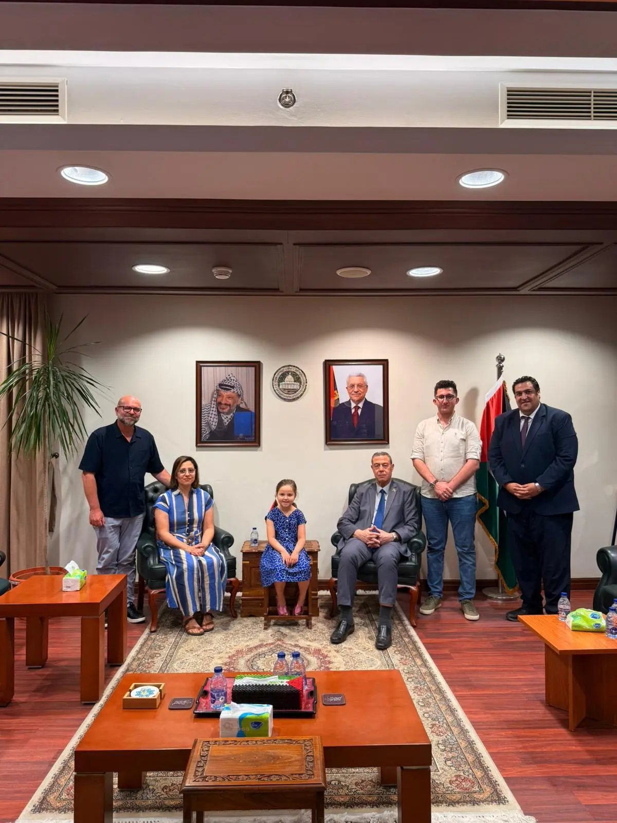 M. Diab Al-Louh avec Yaser Al Rayyes et la famille de Jérôme Tinard à l’ambassade de Palestine au Caire le 11 juin 2026.