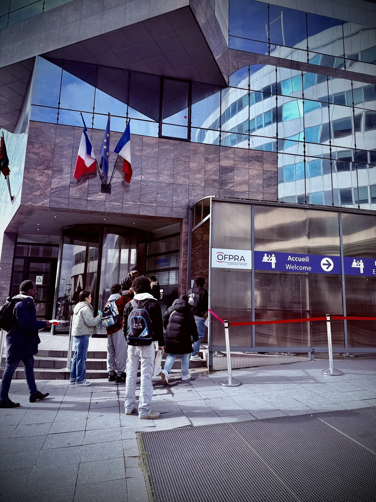 Entrée de l’OFPRA à Fontenay-sous-Bois, avec les drapeaux français et européen